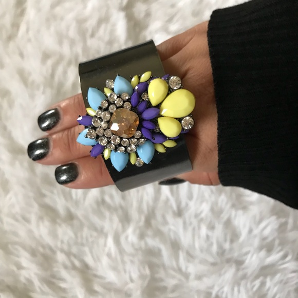 Just In 🌸 Beautiful Crown Statement Cuff 🌸 - Picture 4 of 5